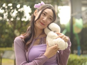 亚洲贝贝构成在一个普通的衣服之前骑一个家伙在热内衣