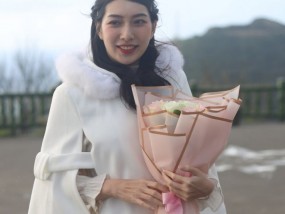 华丽的中国美女佳欣第一次约会就被勾引上了床