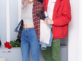 拥有可爱天然乳房的少女伊娃-艾尔菲（Eva Elfie）被舔tian舐阴部和肛交