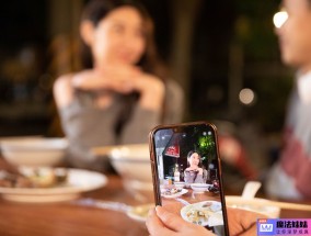 美丽的中国女友 Li Er 给人打手枪并以狗爬式被操