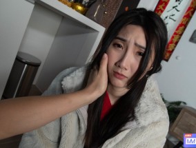 中国女孩李儿在吃完一顿美餐后参与 POV 性爱