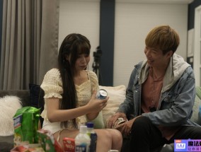 亚洲甜心 Ranako 在床上亲吻继兄并爬上他的勃起部位