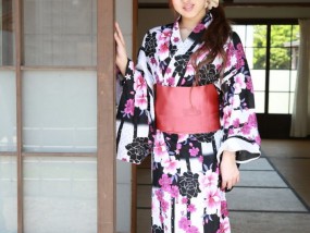日本美女堀口真希解开和服摆出裸体姿势