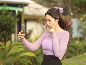 中国贝贝构成在一个普通的衣服之前骑一个家伙在热内衣