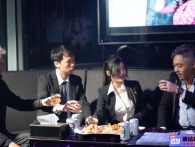 中国辣妹李娜娜展示坚挺的大奶子，穿着内衣骑在男人身上